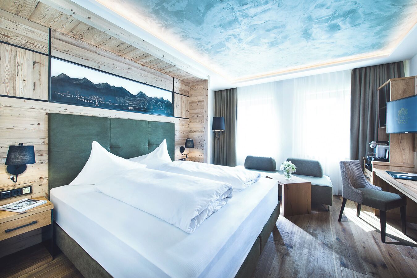 Dobbeltrom – deluxe, fjellutsikt | Oppholdsområde | En 48-tommers Flatskjerm-TV med Parabol-TV samt TV