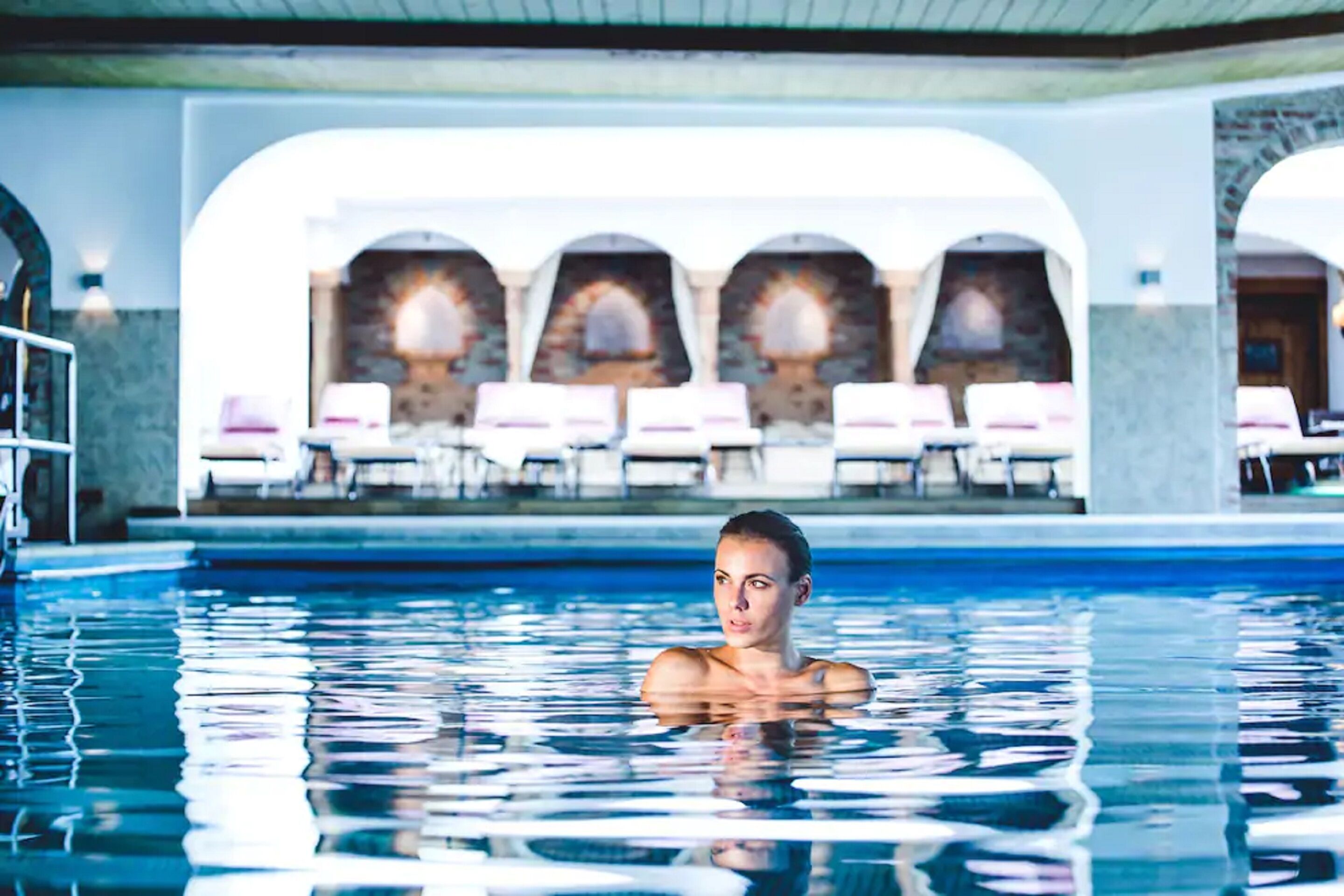 Innenpool, Außenpool, Sonnenschirme, Liegestühle