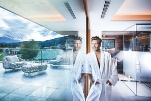 Combined shower/tub, deep soaking tub, designer toiletries, hair dryer - Hotel Klosterbraeu (Seefeld in Tirol)