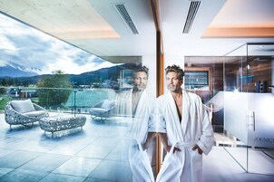 Combined shower/tub, deep soaking tub, designer toiletries, hair dryer