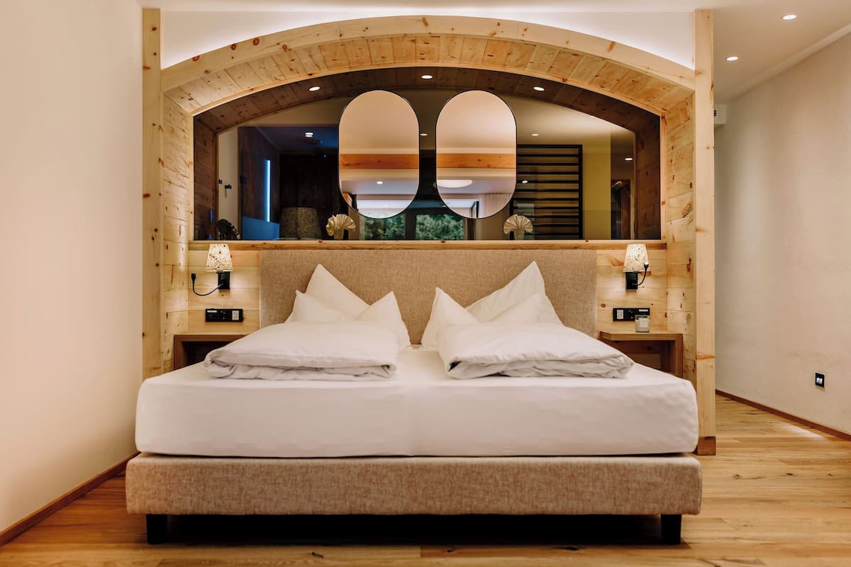 deluxe double room, mountain view | living area | 48-inch flat-screen tv with satellite channels, tv