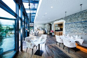 5 restaurants, breakfast served