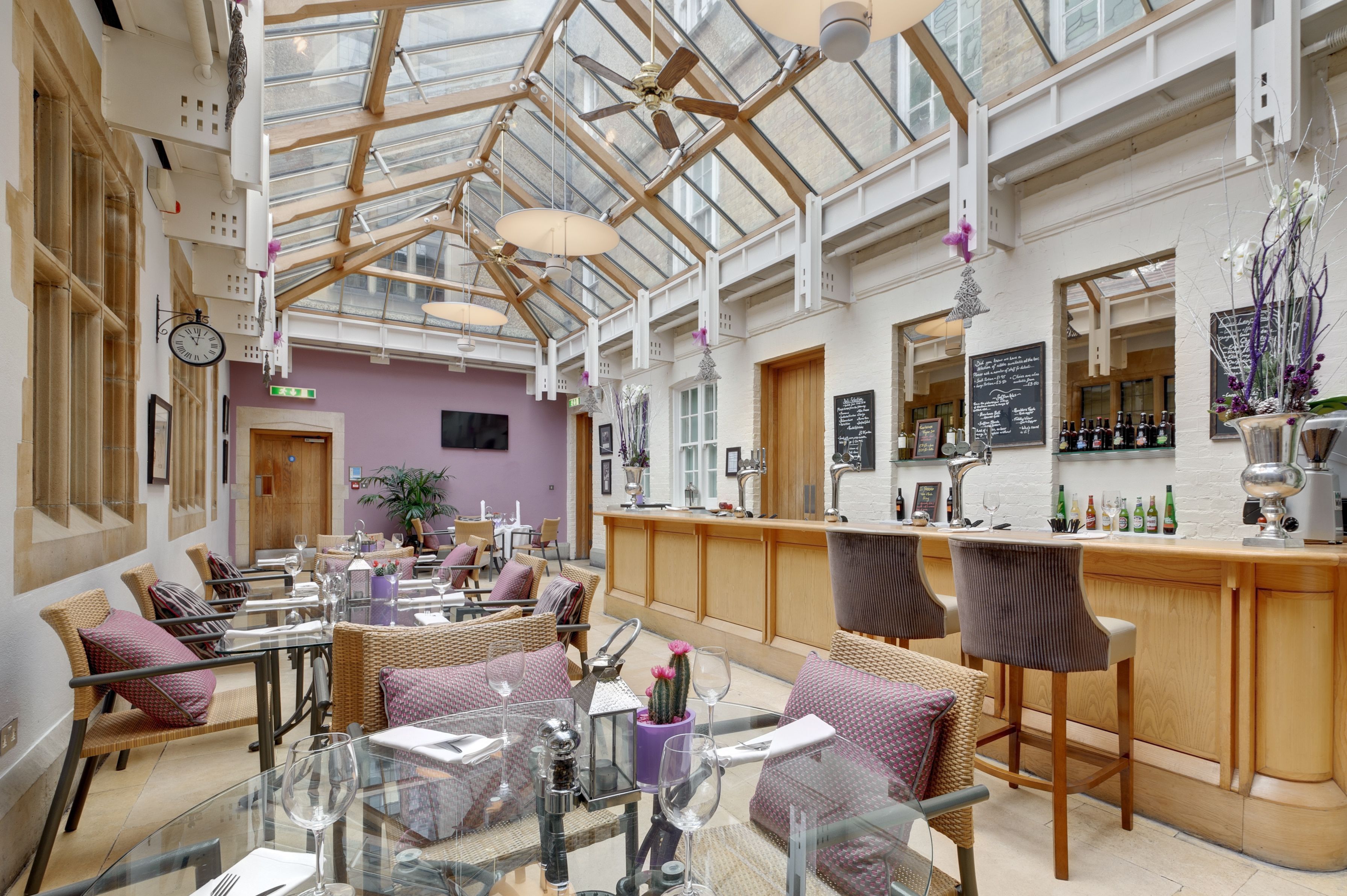 2 bars/lounges