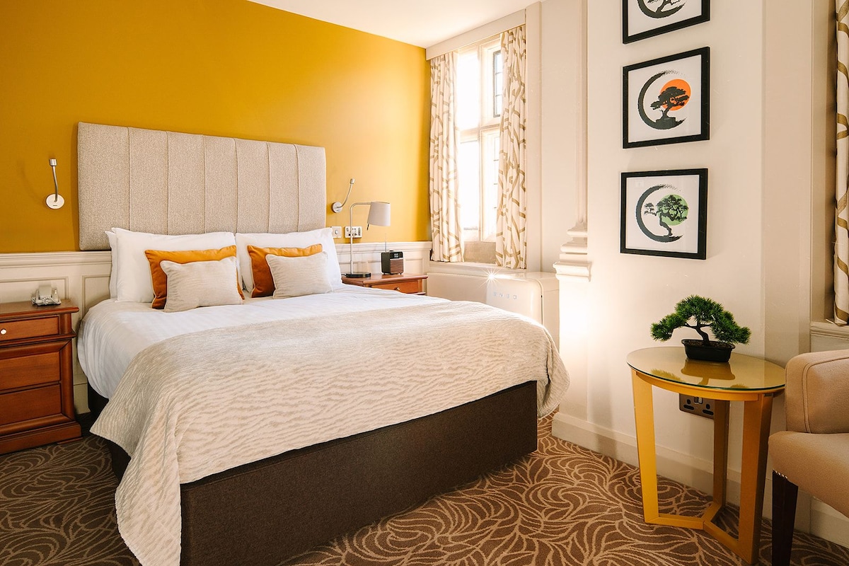 Iron/ironing board, free WiFi, bed sheets