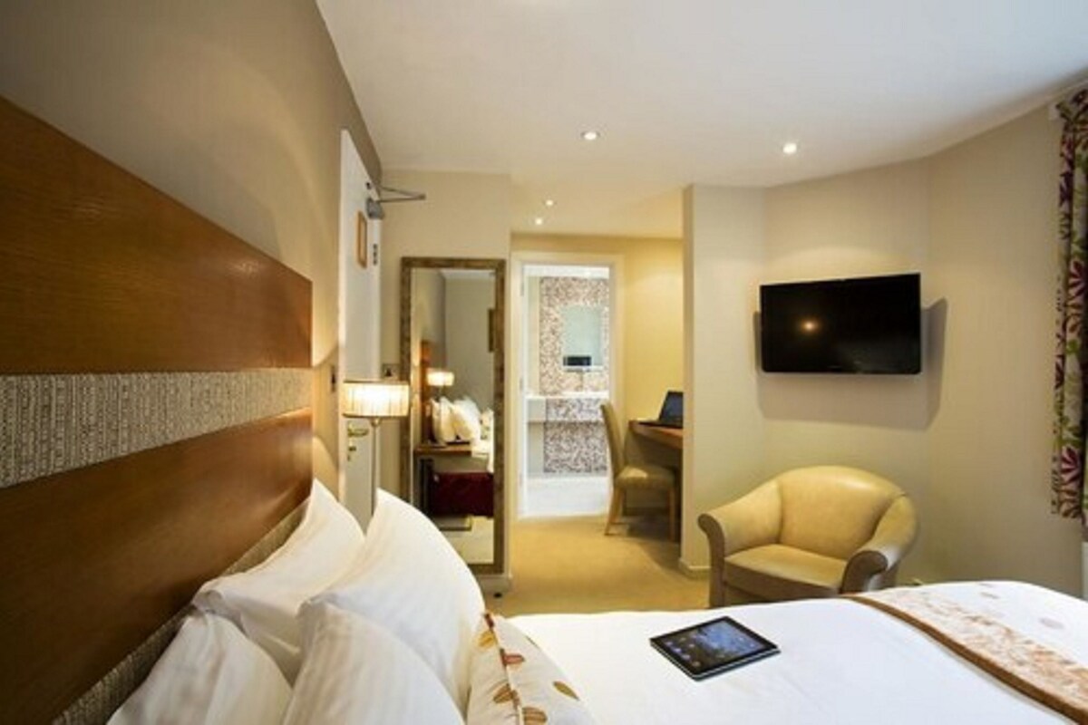 Iron/ironing board, free WiFi, bed sheets