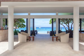 Lobby-lounge