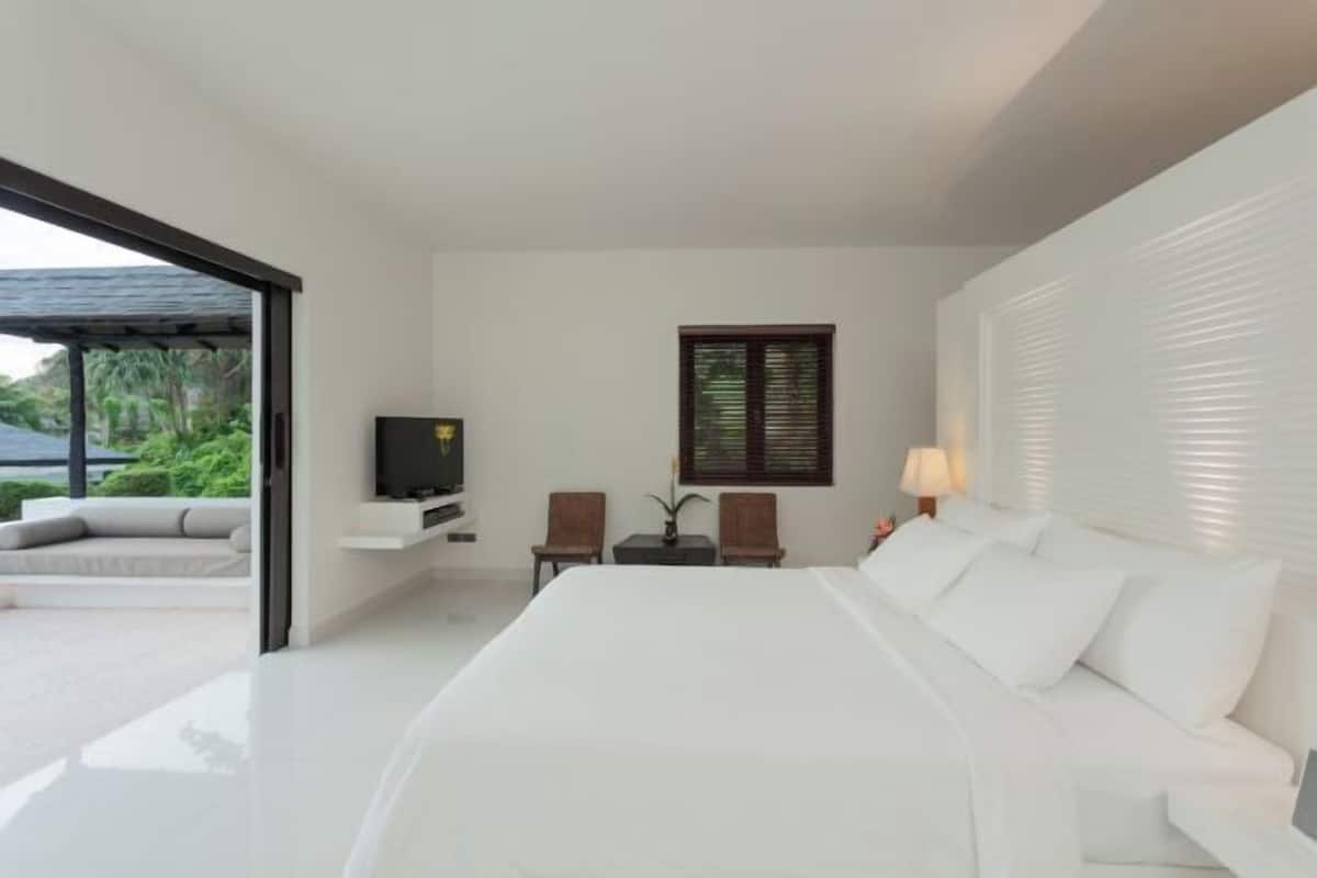 Premium bedding, minibar, in-room safe, desk