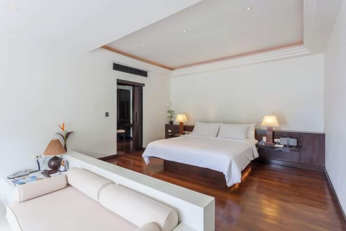 Premium bedding, minibar, in-room safe, desk
