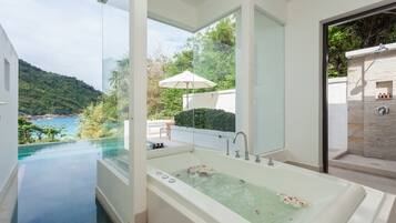 Grand Pool Suite Seaview | Kamar mandi | Bathtub dan shower terpisah dan perlengkapan mandi gratis