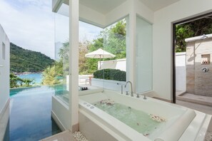 Grand Pool Suite Seaview | Bathroom | Separate tub and shower, free toiletries, hair dryer, bathrobes