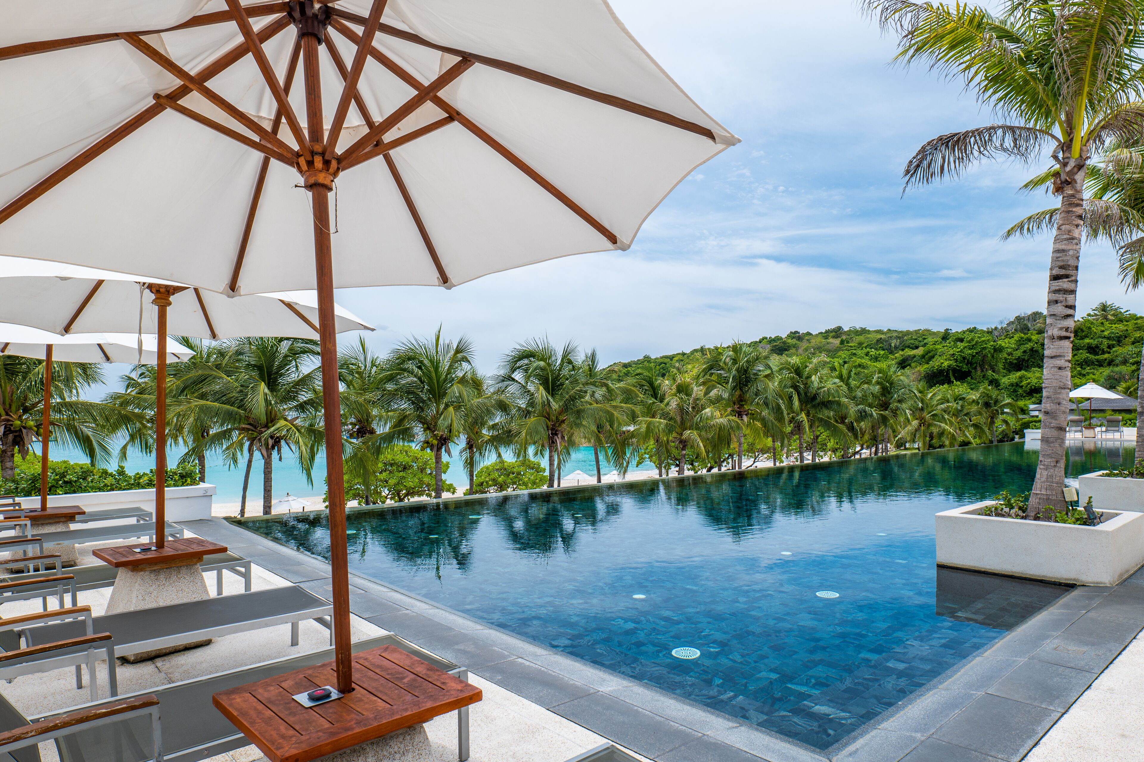 2 piscine all'aperto, ombrelloni da piscina, lettini