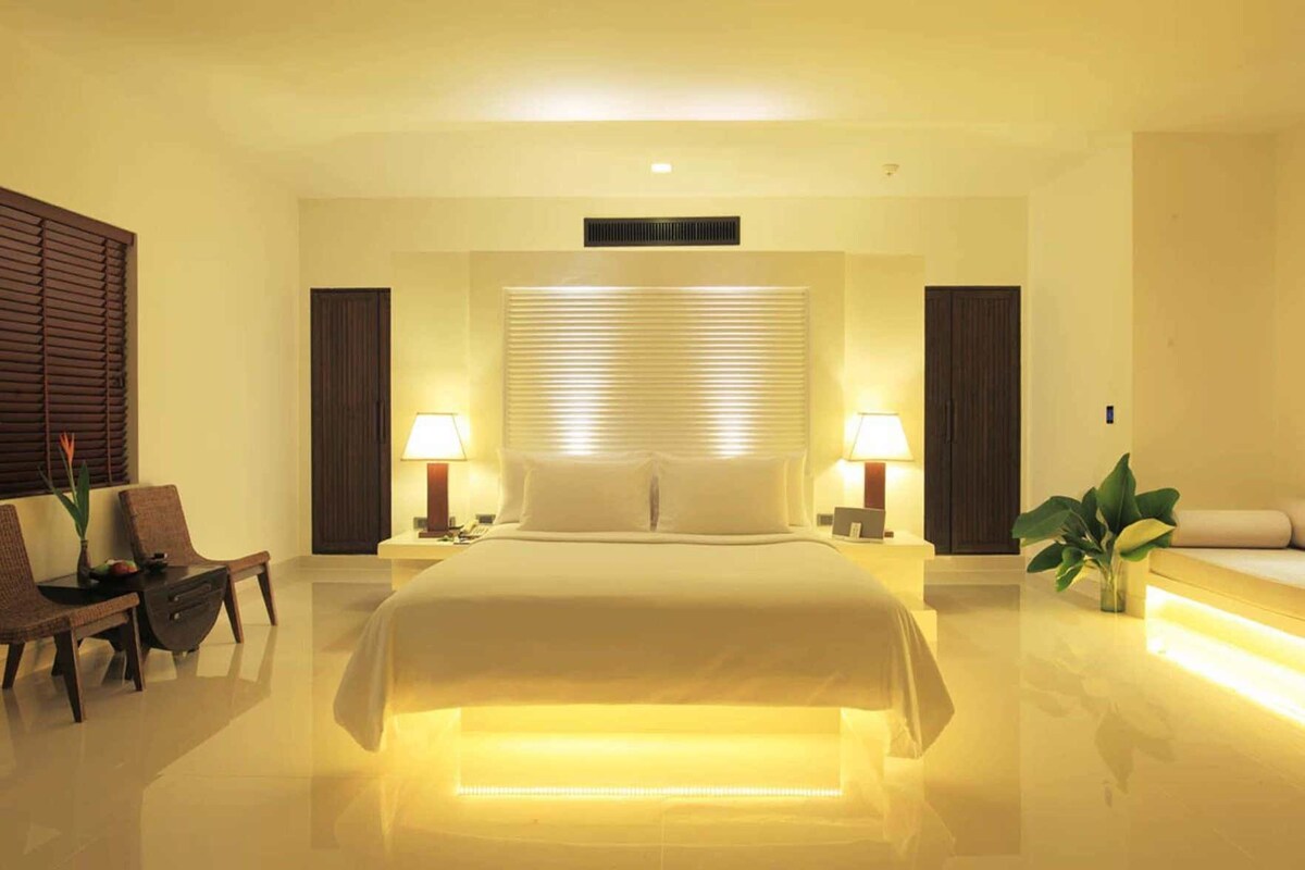Premium bedding, minibar, in-room safe, desk