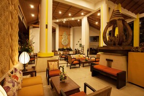 Lobby sitting area - Woraburi Phuket Resort & Spa (Karon)