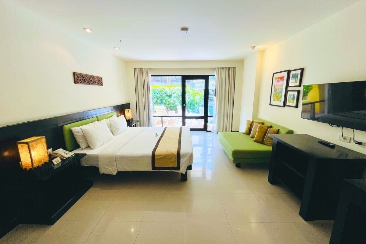 Executive Suite | Minibar, in-room safe, blackout drapes, soundproofing