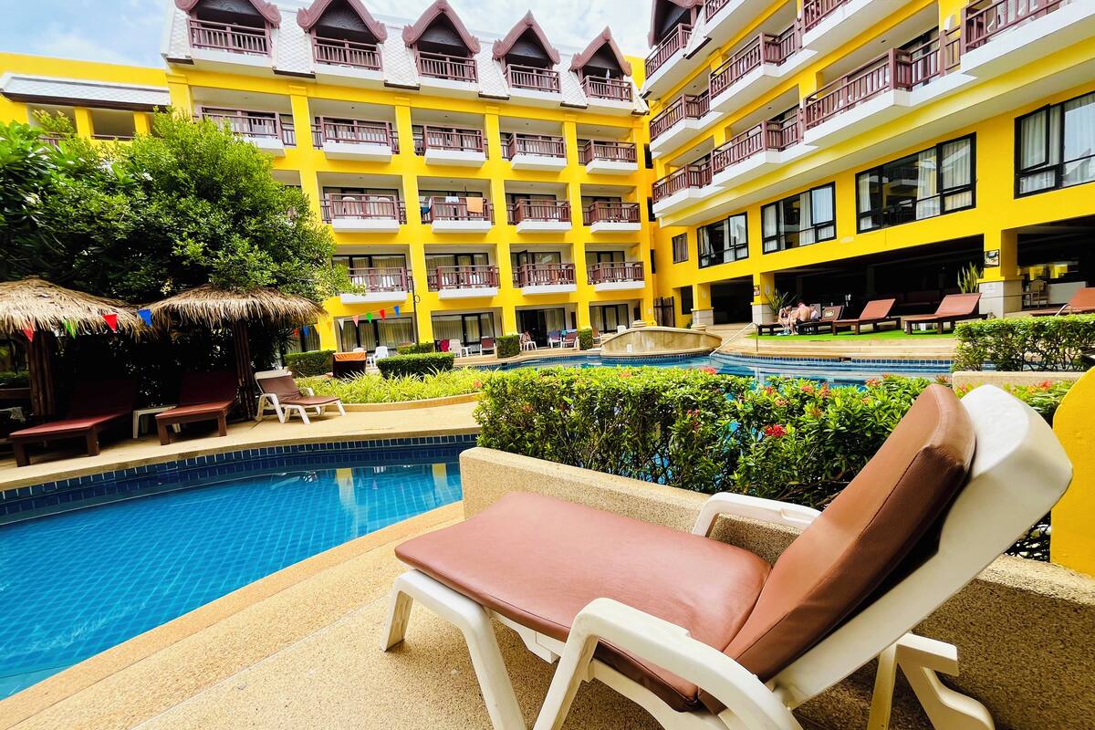 Twin Room, Pool Access | Minibar, in-room safe, blackout drapes, soundproofing