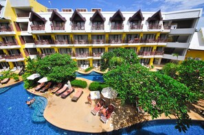 Outdoor pool, pool umbrellas, sun loungers - Woraburi Phuket Resort & Spa (Karon)