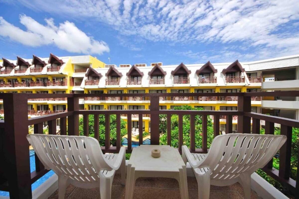Twin Room, Pool View | Living area | 32-inch TV with cable channels