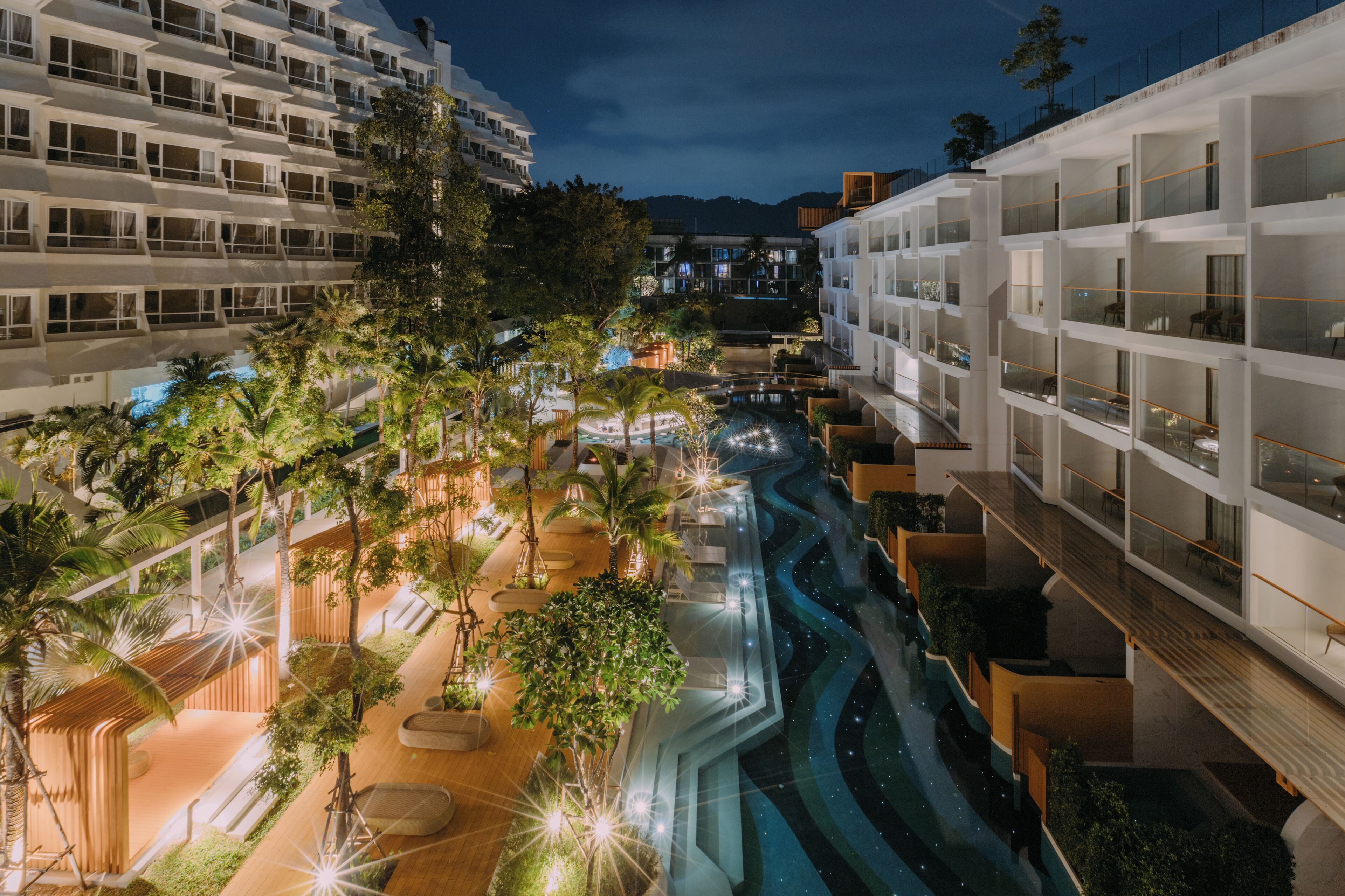 2 outdoor pools, free pool cabanas, pool loungers