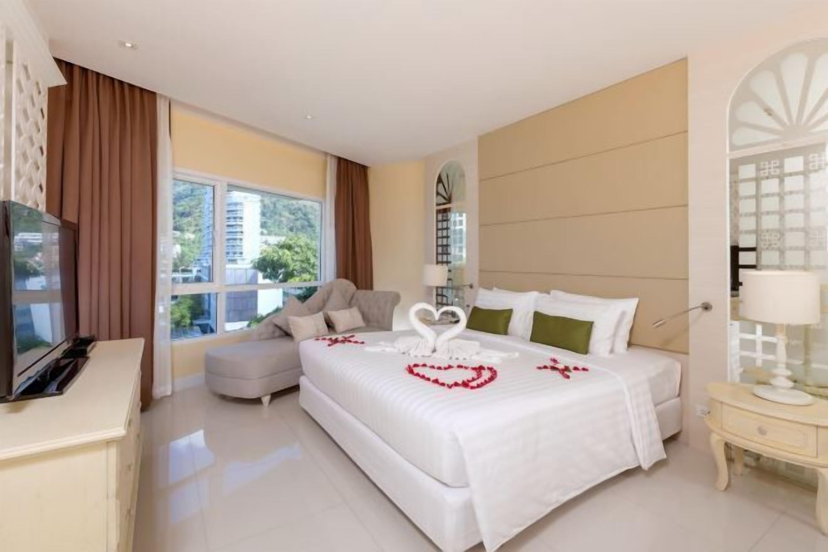 セーフティボックス (室内)、可動式ベッド、WiFi (無料)、ベッドシーツ