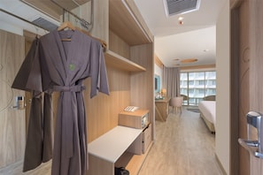 Premier Balcony | Bathroom amenities