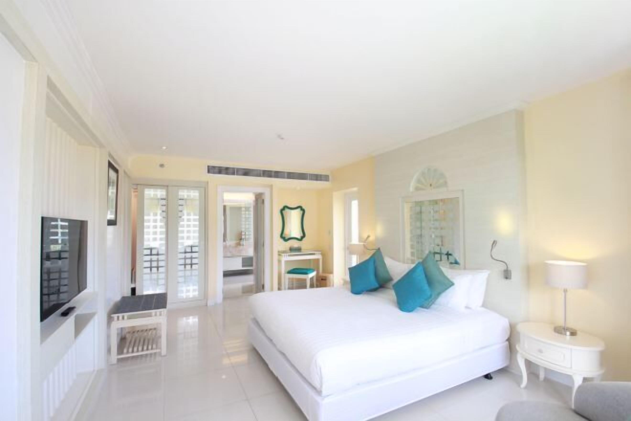 セーフティボックス (室内)、可動式ベッド、WiFi (無料)、ベッドシーツ