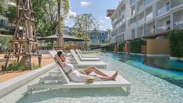 2 outdoor pools, free pool cabanas, pool loungers