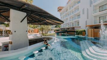 2 utendørsbassenger, bassengtelt (inkludert) og solsenger