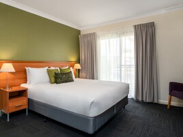 Caja de seguridad en la habitación y cortinas blackout 