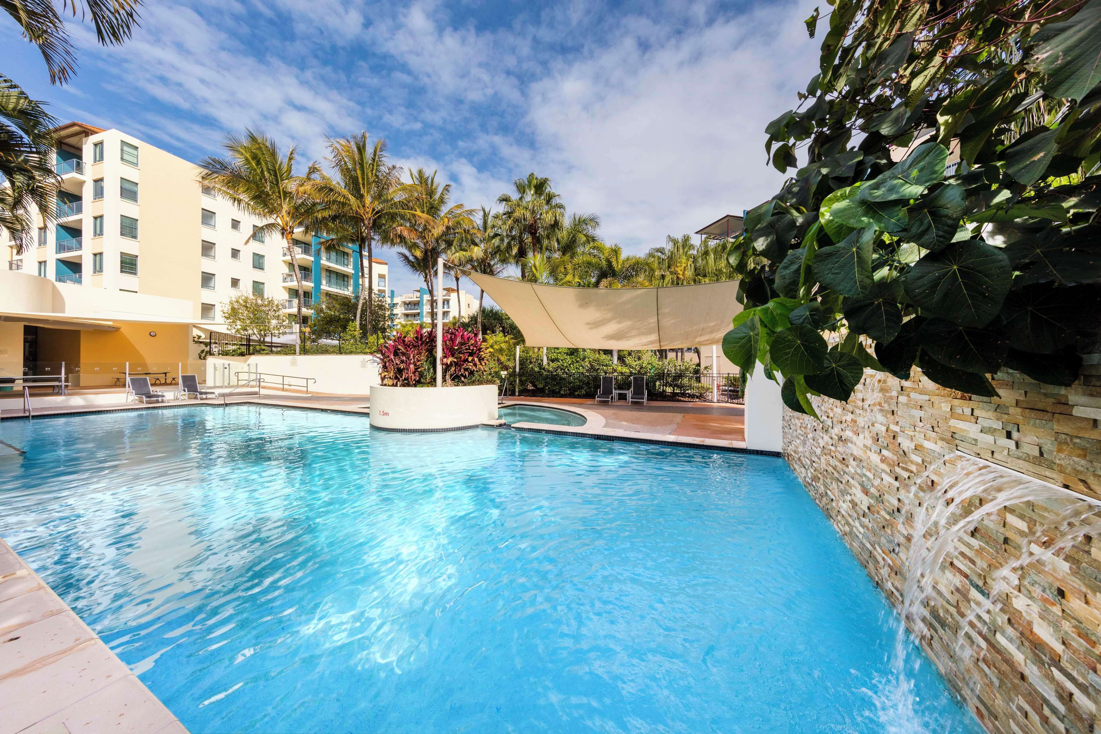 Utomhuspool, uppvärmd pool och solstolar