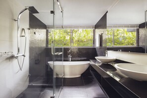 Baignoire et douche séparées, baignoire relaxante profonde