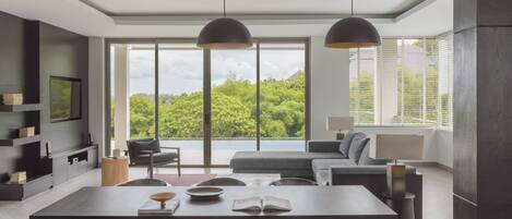 Una sala de estar moderna con una gran mesa de comedor, un sofá y un televisor.