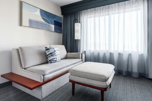 高級寢具、特厚豪華床墊、書桌、熨斗/熨衫板