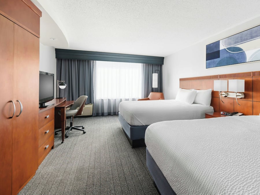 Ropa de cama de alta calidad, colchones con pillow-top y escritorio