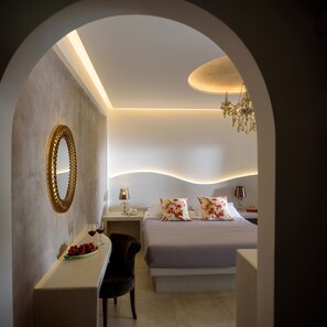 In-room safe, free WiFi, bed sheets - Hotel Zephyros (Santorini)