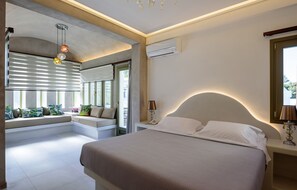 Junior Suite, Jetted Tub, Pool View | In-room safe, free WiFi, bed sheets - Hotel Zephyros (Santorini)