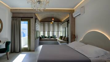 Junior Suite, Jetted Tub, Pool View | In-room safe, free WiFi, bed sheets