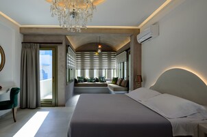 Suite junior, bañera de hidromasaje, vistas a la piscina | Caja fuerte, wifi gratis, ropa de cama