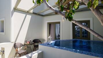 Deluxe Room, Jetted Tub, Pool View | Jetted tub