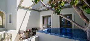 Deluxe-huone, poreamme, näköala uima-altaalle | Poreamme