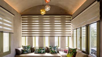 Junior-Suite, Whirlpool, Poolblick | Wohnbereich | 32-Zoll-LED-Fernseher mit Satellitenempfang, Fernseher