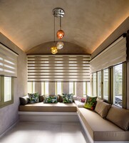 Suite junior, bañera de hidromasaje, vistas a la piscina | Zona de estar | Televisión LED de 32 pulgadas con canales por satélite, una televisión