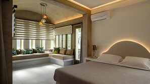 Junior Suite, Jetted Tub, Pool View | In-room safe, free WiFi, bed sheets - Hotel Zephyros (Santorini)