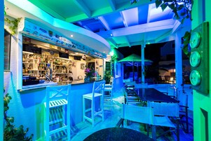 Bar junto a la piscina