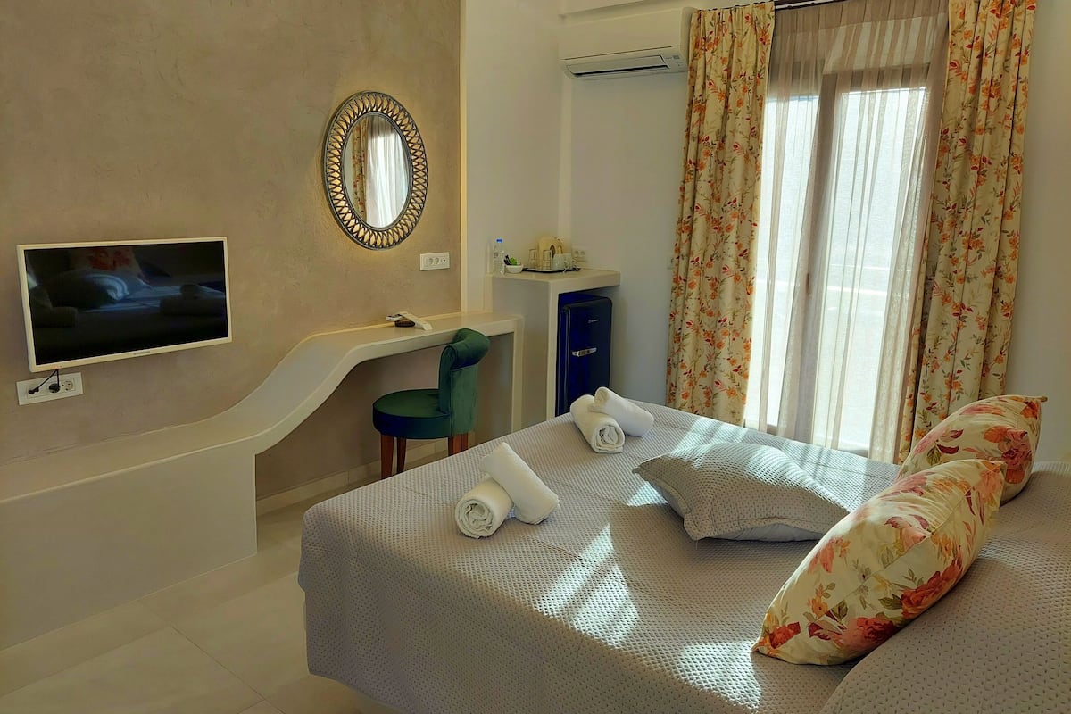 Deluxe-Doppelzimmer, Poolblick | 1 Schlafzimmer, Zimmersafe, kostenloses WLAN, Bettwäsche