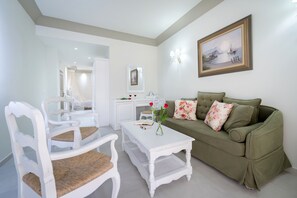 Deluxe Suite, 1 Double Bed | Living area | 32-inch LED TV with satellite channels, TV - Hotel Zephyros (Santorini)