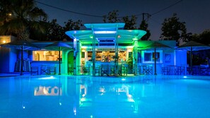 Poolside bar - Hotel Zephyros (Santorini)