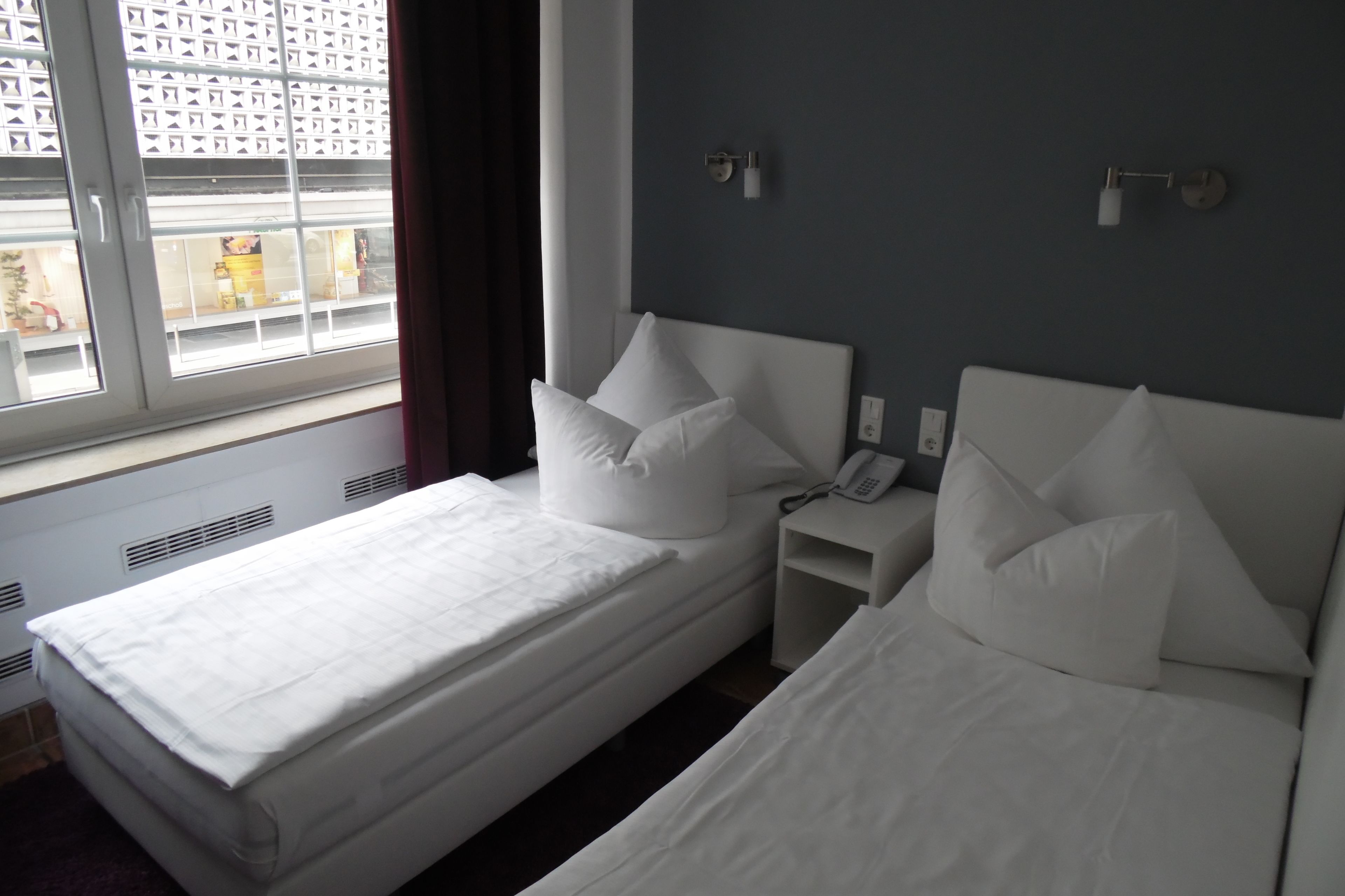 Escritorio, wifi gratis, ropa de cama y acceso para silla de ruedas 