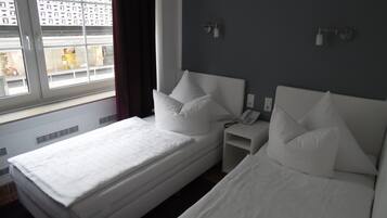 Escritorio, wifi gratis, ropa de cama y acceso para silla de ruedas