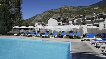 Piscine extérieure (ouverte en saison), cabanons gratuits