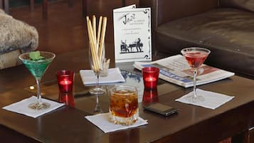 Una zona de bar con un tablero de menú, vasos de bebidas y un menú.